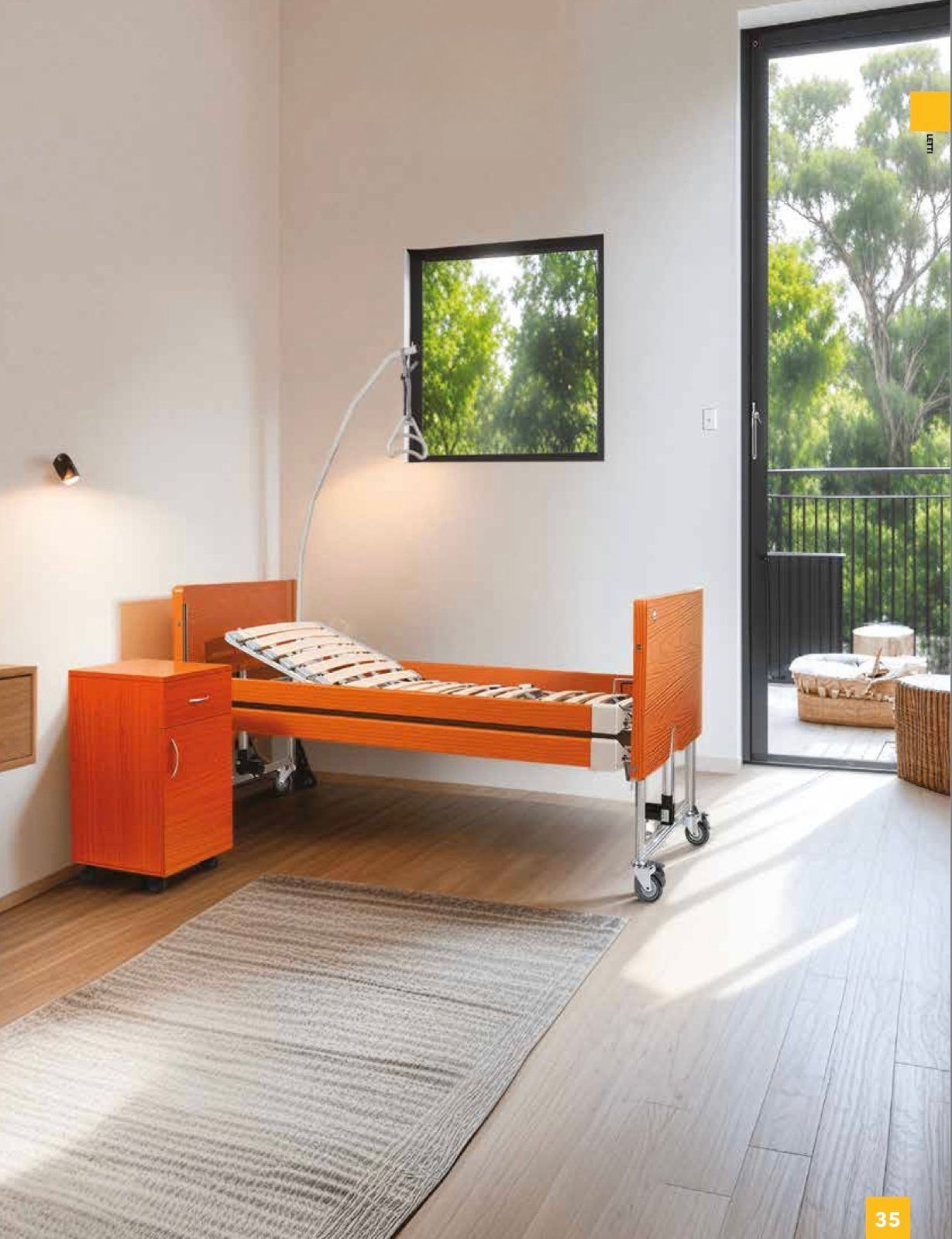 Професионално болнично легло в модерен интериор